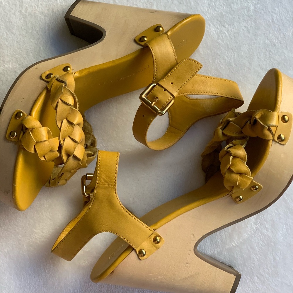 GAP Yellow platform shoes / Size 9